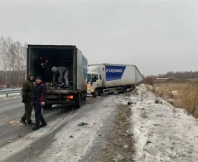 32 автомобиля столкнулись на скользкой трассе в Красноярском крае